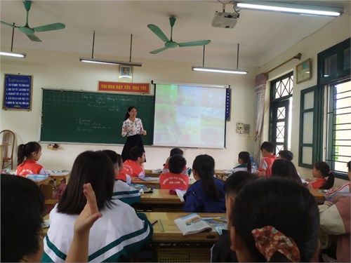 Trường TH Ninh Hiệp tổ chức chuyên đề các khối lớp, đồng chí tổ trưởng chuyên môn, đồng chí Hiệu trưởng và các đồng chí giáo viên dự giờ thăm lớp.